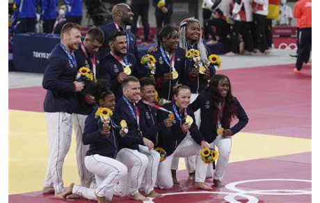 des membres de l'équipe de France dédicacent pour cahors judo !!!!